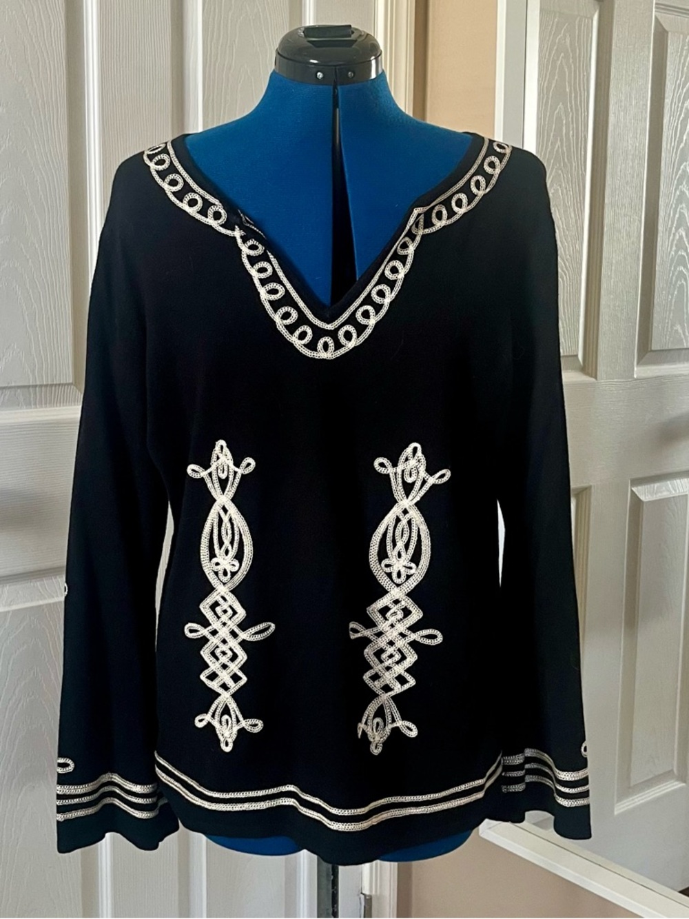 Vintage Y2K black and white embroidered v neck sweater